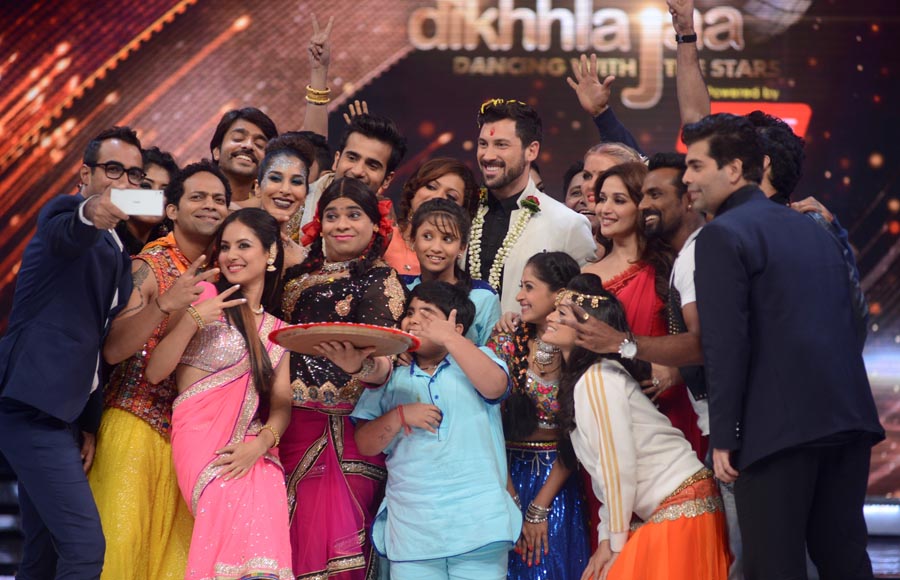  Selfie moment on the sets of Jhalak Dikhhla Jaa with the Jury and participants