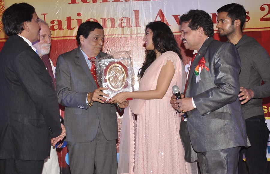 Divya Khosla Kumar receiving 'Best Director 10th Excellence National Awards 2014'.1