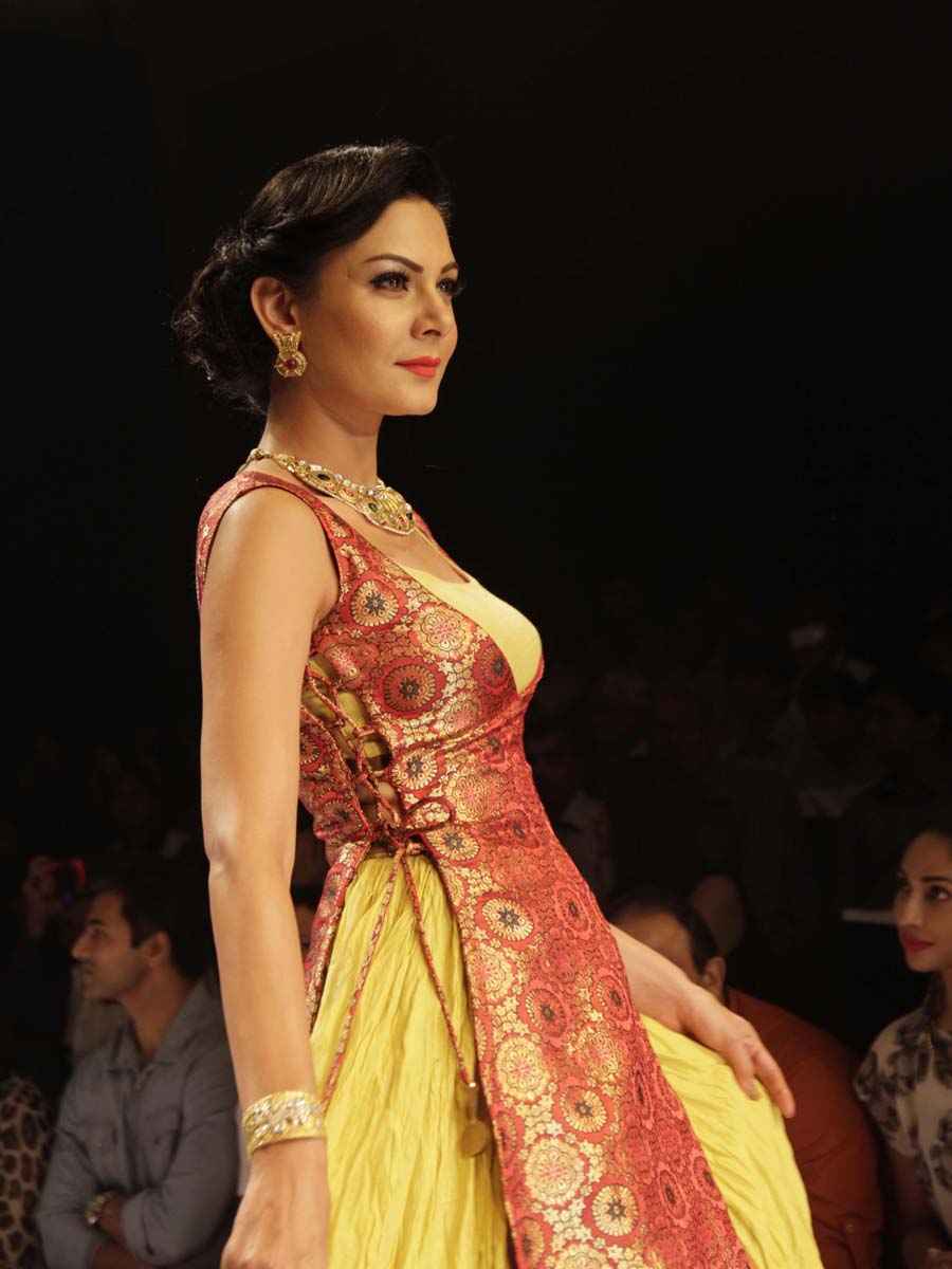 Munisha & Mazher co-host jewellery event at IIJW