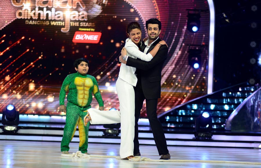  Guess who gets lucky .. on the sets of Jhalak Dikhhla Jaa