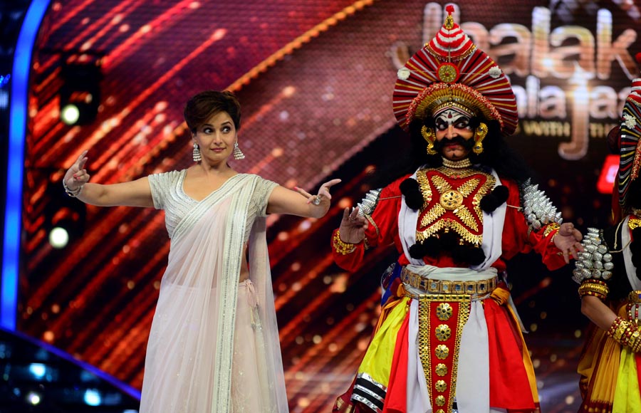  Madhuri Dixit Nene with Ashish Sharma on the sets of Jhalak Dikhhla Jaa