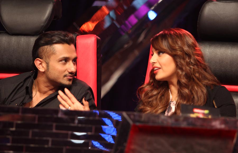  Bipasha Basu along with Yo Yo Honey Singh