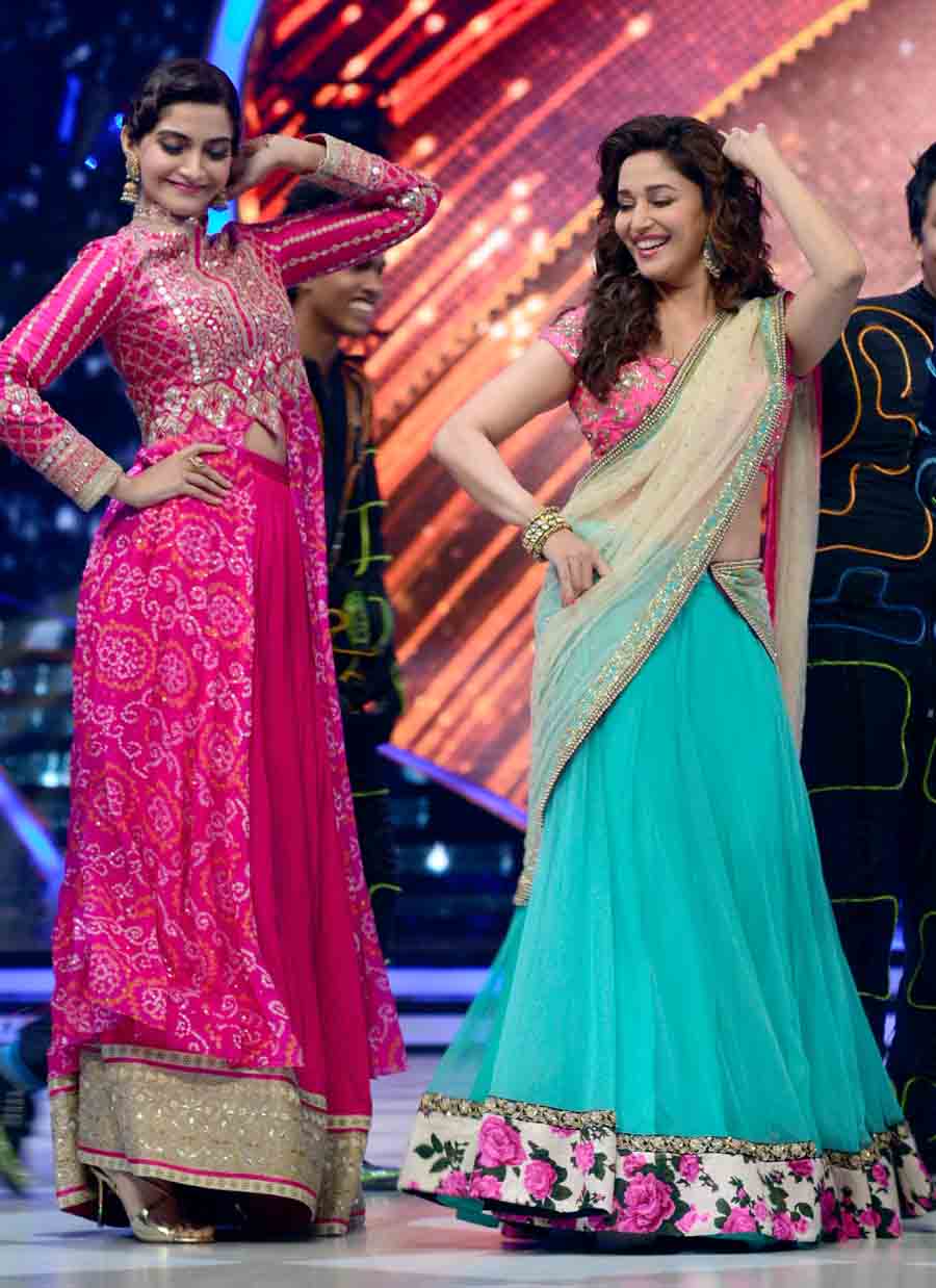  Sonam Kapoor and Madhuri Dixit Nene