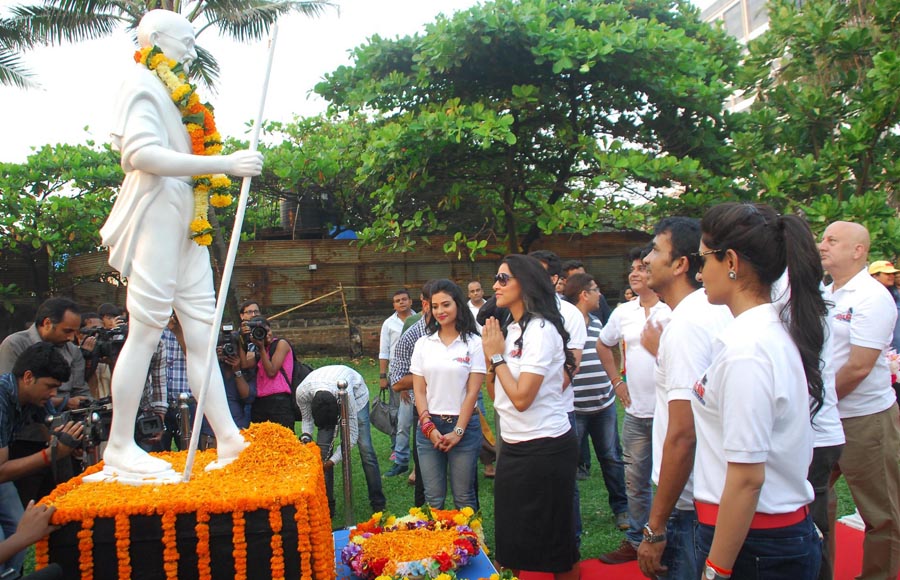 Team Ekkees Toppon Ki Salaami honour Gandhi