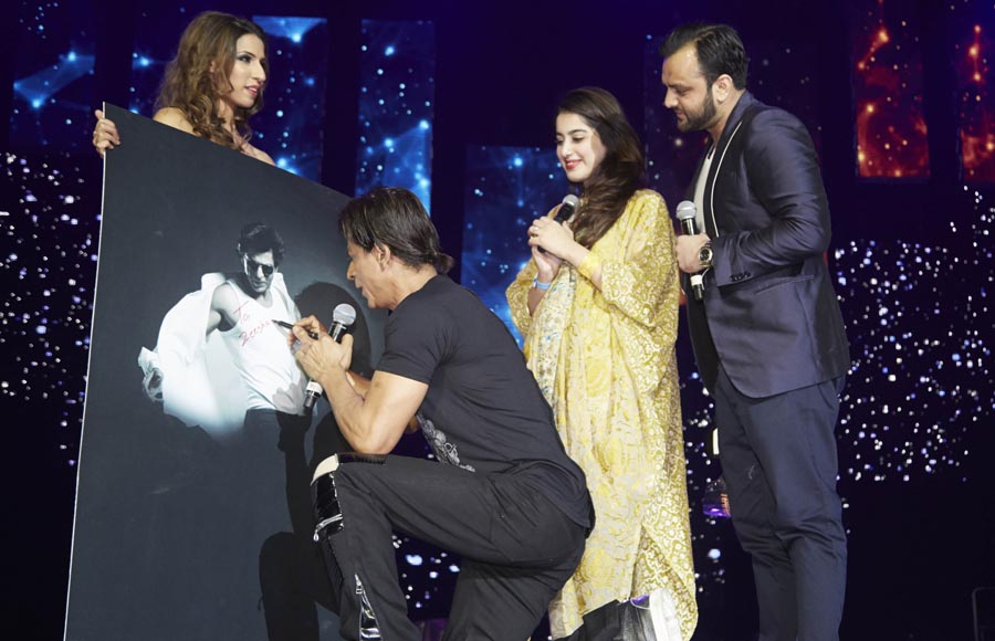 SHAH RUKH KHAN AND THE WINNING COUPLE AT SLAM+ THE TOUR IN LONDON