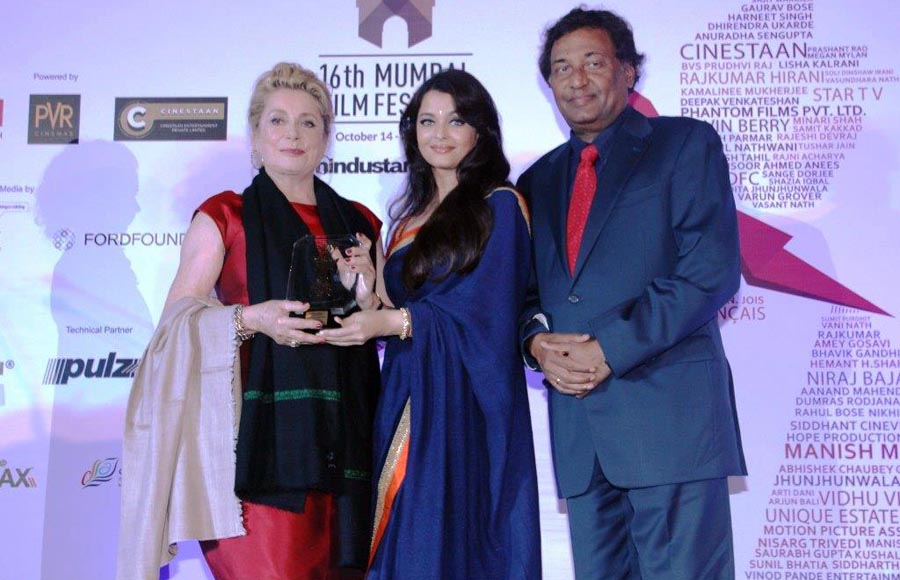 Catherine Deneuve recieving the lifetime achievement award from Aishwarya Rai Bachchan Niraj Bajaj MD, Bajaj Auto