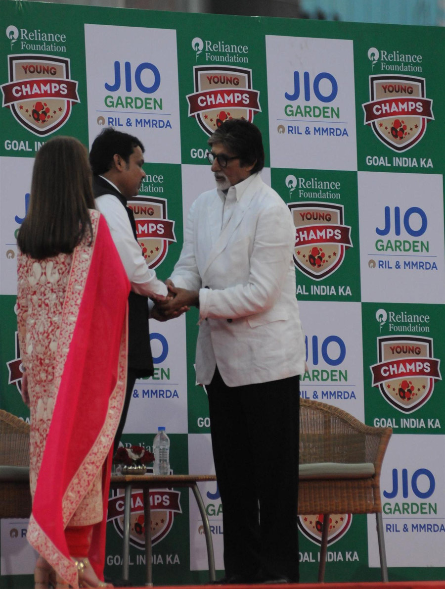 Maharashtra Chief Minister Devendra Fadnavis, Nita Ambani, founder and chairperson of the Dhirubhai Ambani International School and actor Amitabh Bachchan 