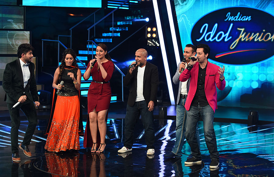 Virender Sehwag and the judges singing on the set