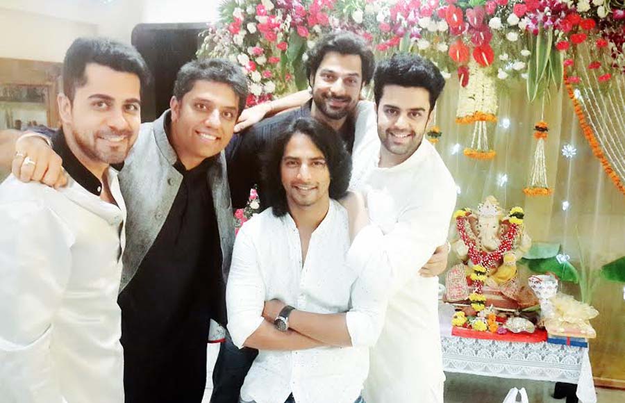 Gunjan Utreja, Hanif Hallal with Manish Paul and friends