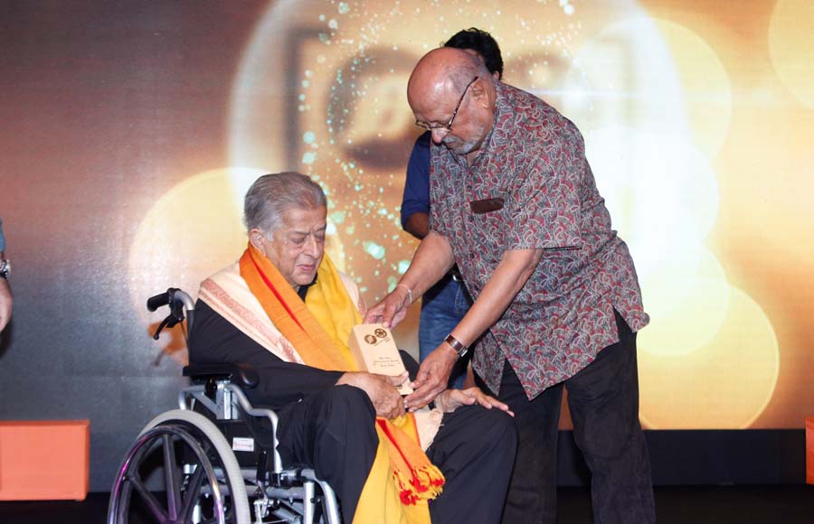 Shashi Kapoorji receiving the Lifetime Achievement Award by Shyam Benegal 