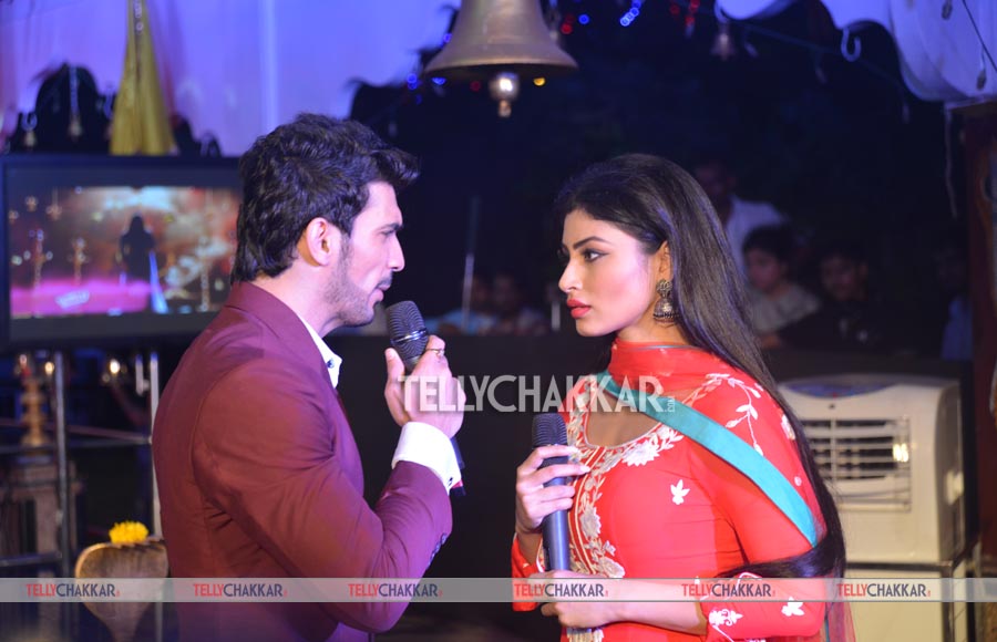 Arjun Bijlani and Mouni Roy