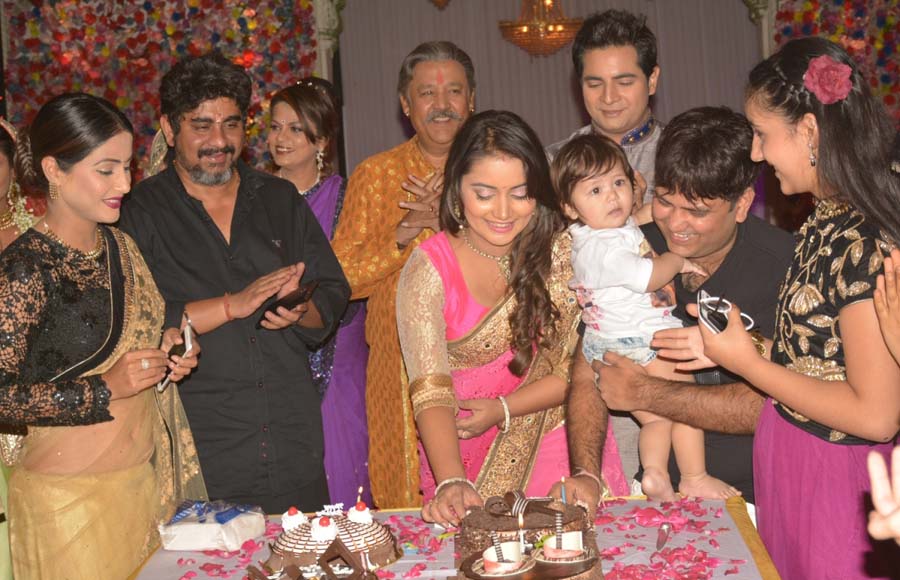 Nidhi Uttam's birthday bash on the sets of Yeh Rishta...