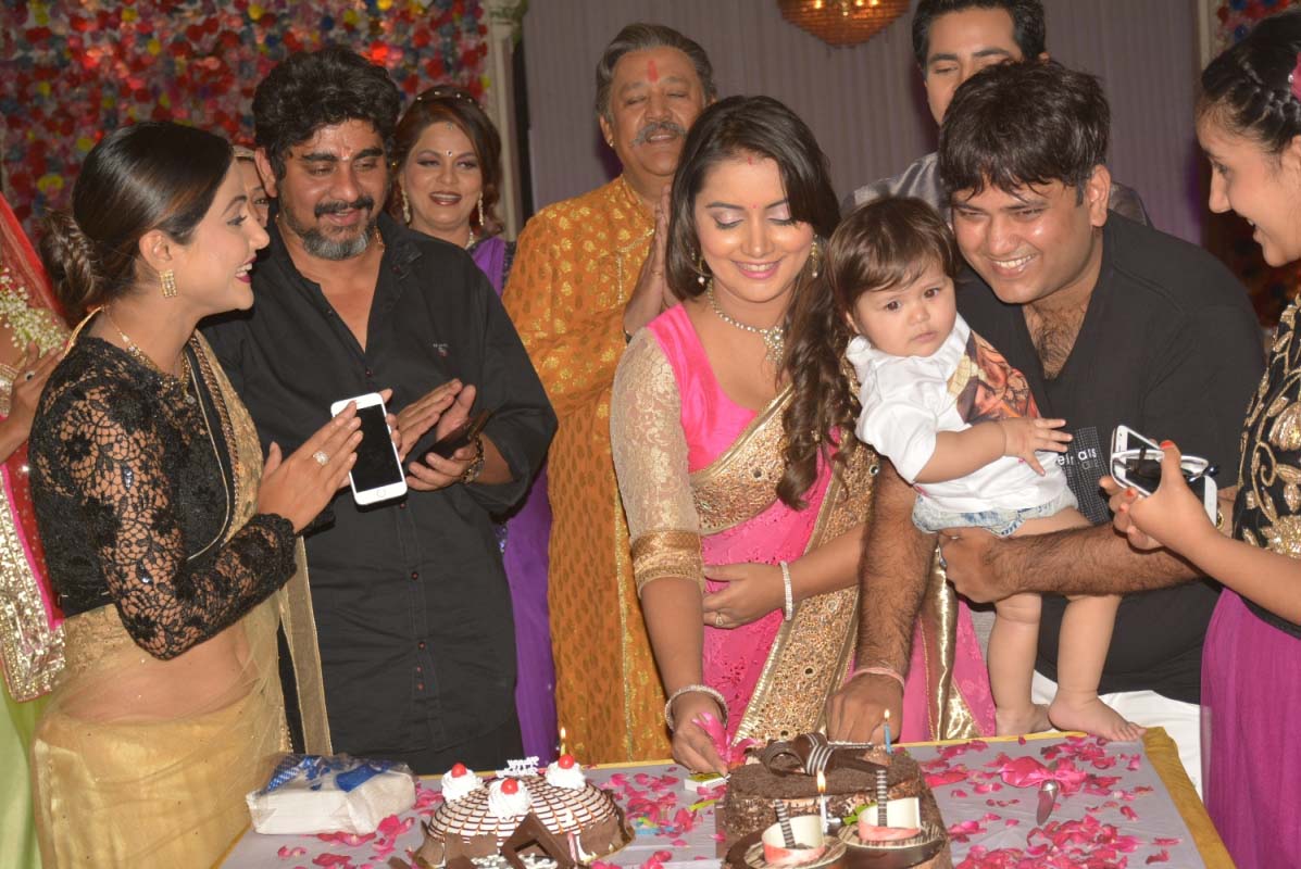 Nidhi Uttam's birthday bash on the sets of Yeh Rishta...