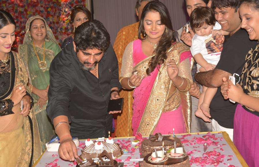 Nidhi Uttam's birthday bash on the sets of Yeh Rishta...