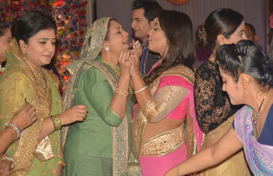 Nidhi Uttam's birthday bash on the sets of Yeh Rishta...