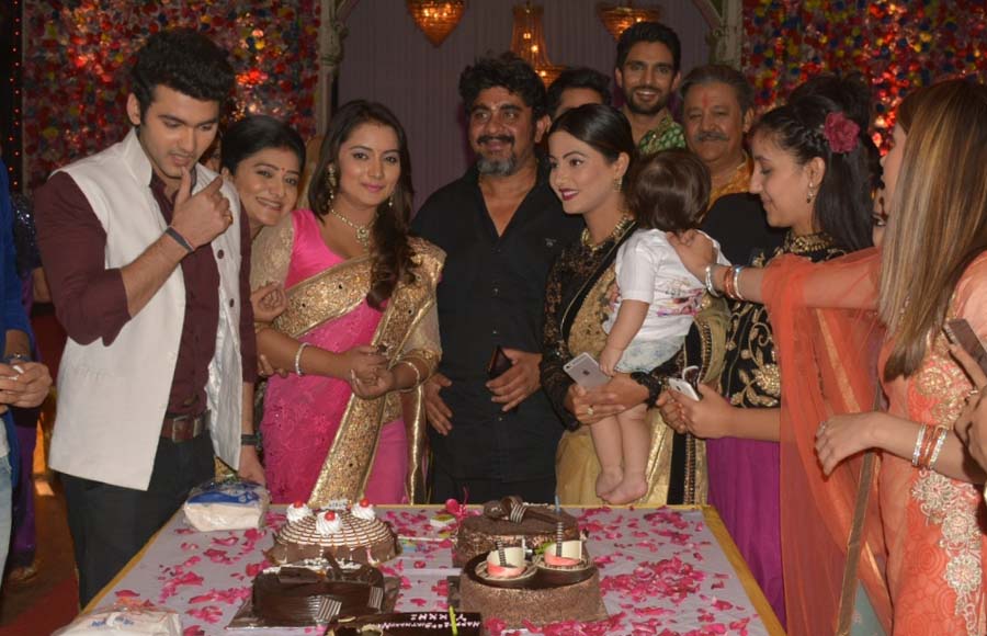 Nidhi Uttam's birthday bash on the sets of Yeh Rishta...