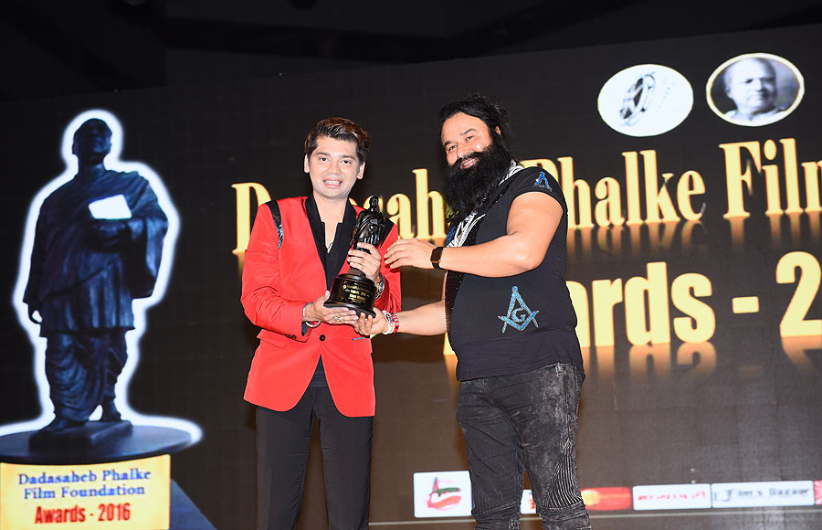 Sant Baba Gurmeet Ram Rahimji awarding Vivek Mishra