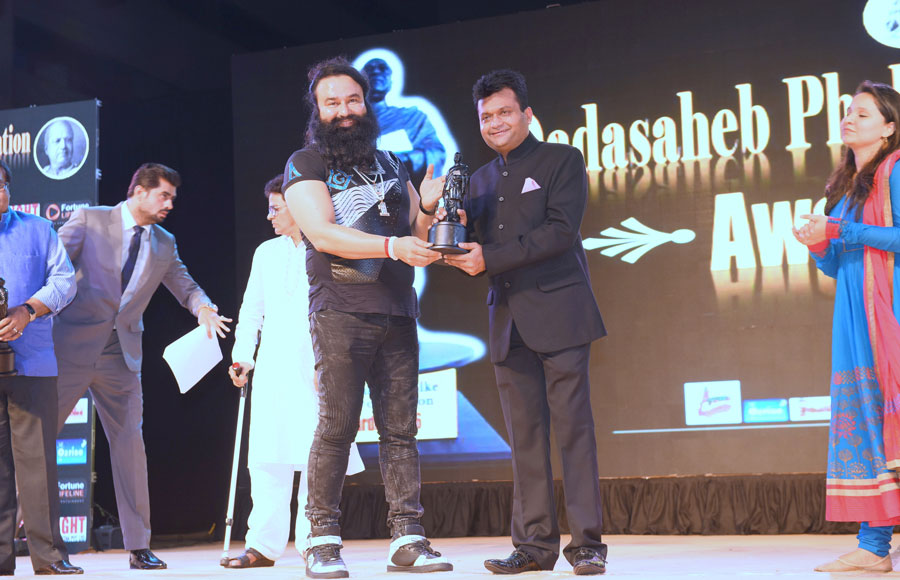 Sant Baba Gurmeet Ram Rahimji awarding Aneel Murarka 