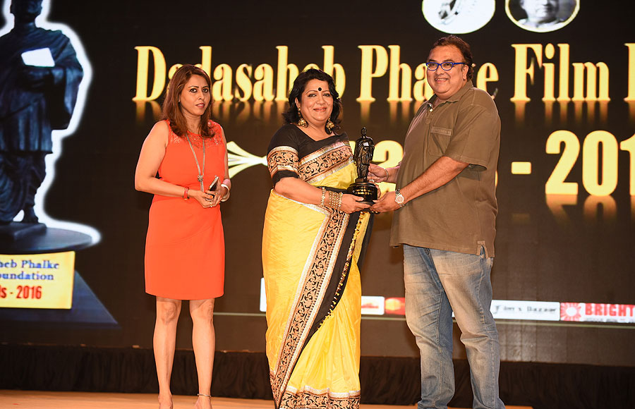 Kunal Shah being awarded by Sohani Hossain