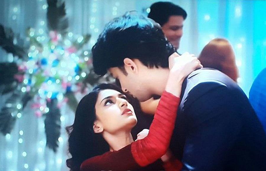 Dev-Sonakshi's ROMANTIC moments!