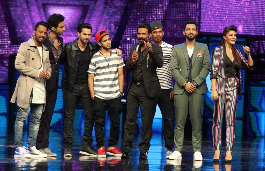 Remo D'souza with Varun Dhawan, Jacqueline Fernandez, captains and contestants