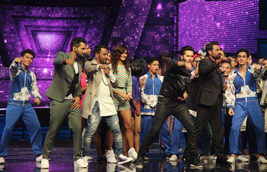 Varun Dhawan dancing with Remo and the three captains and contestants 