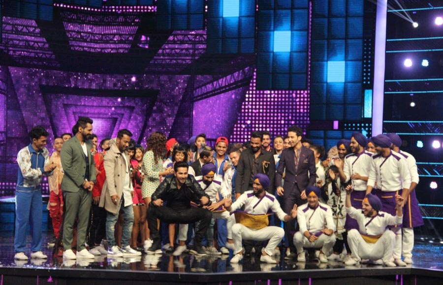 Varun Dhawan dancing with Remo and the three captains and contestants 