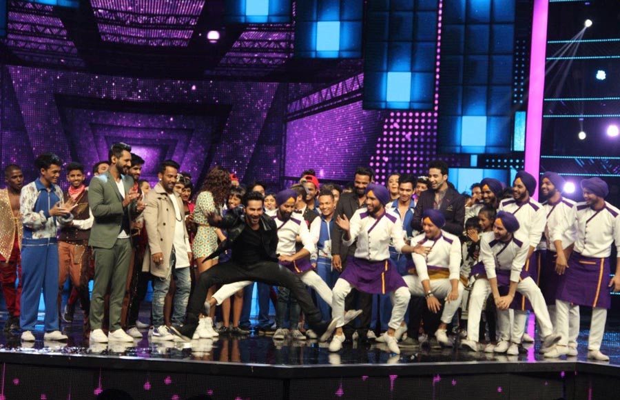 Varun Dhawan dancing with Remo and the three captains and contestants 