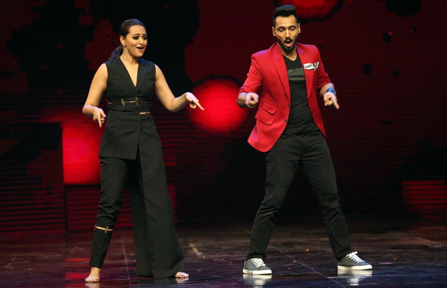 Captain Punit J Pathak does a special performance with Sonakshi Sinha 