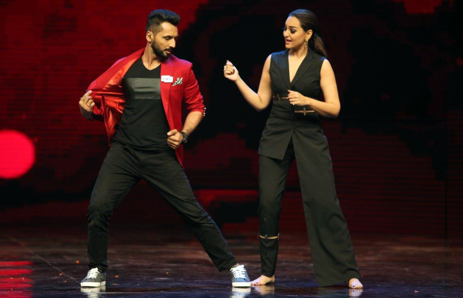 Sonakshi Sinha dancing with captain Punit J Pathak 