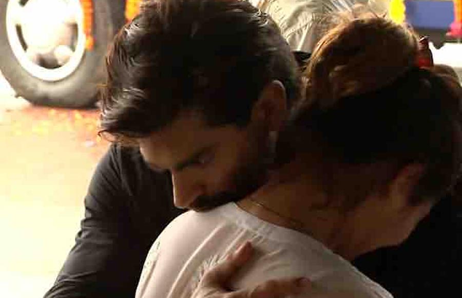 Karan Singh Grover consoles Aarti Singh