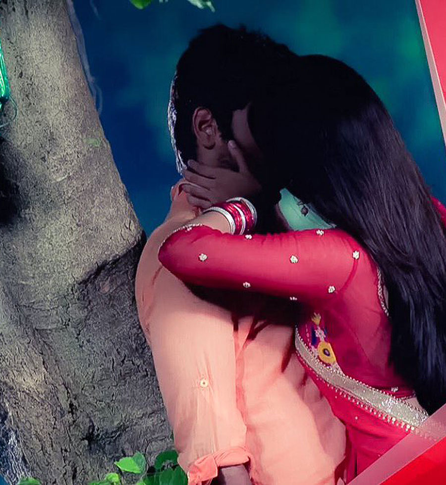 Atharv-Vividha get STEAMY!