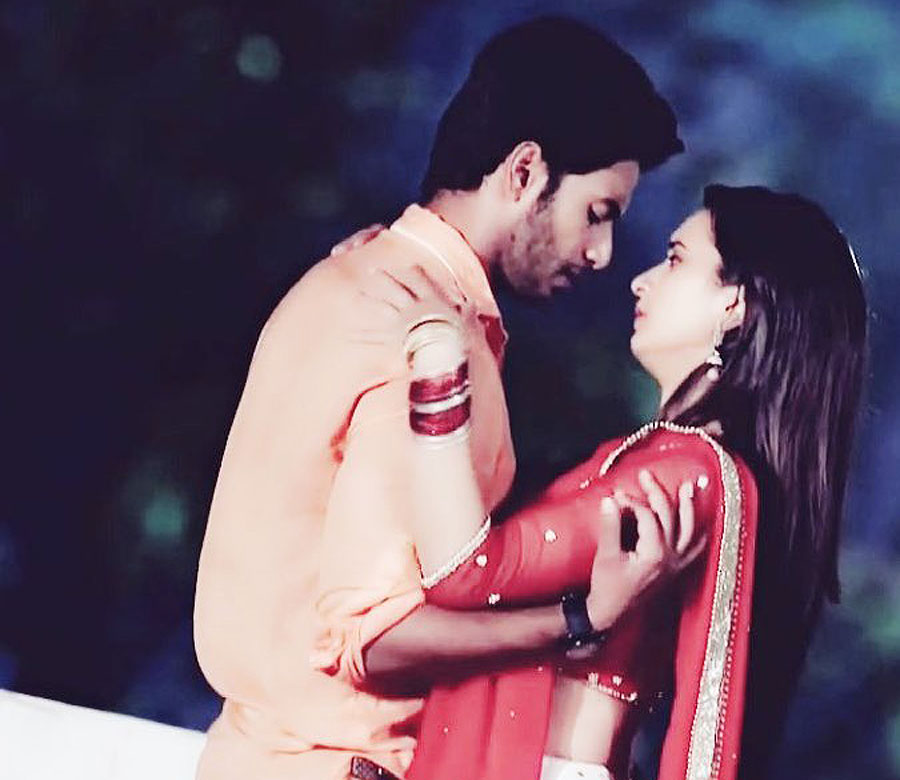 Atharv-Vividha get STEAMY!