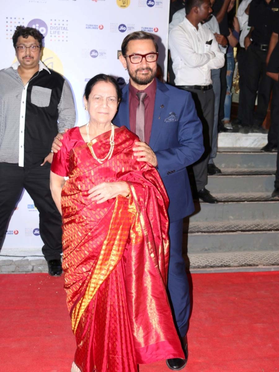 Aamir Khan with his mother 