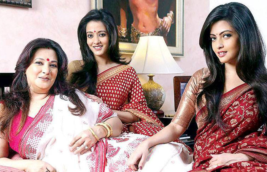 Moon Moon Sen with her daughters Raima and Riya Sen