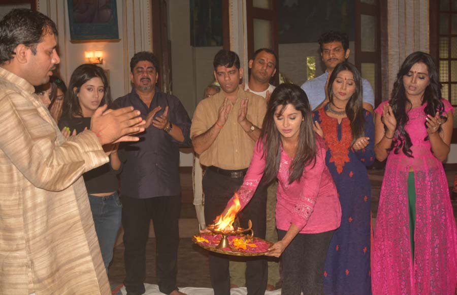 Hawan on the sets of Yeh Rishta Kya Kehlata Hai