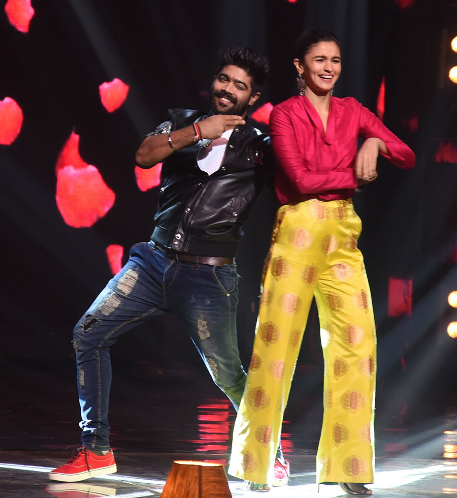 Varun and Alia promote 'Badrinath Ki Dulhania' on Indian Idol