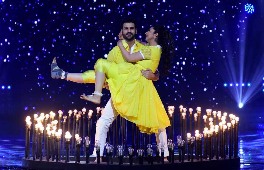  Divyanka Tripathi and Vivek Dahiya 