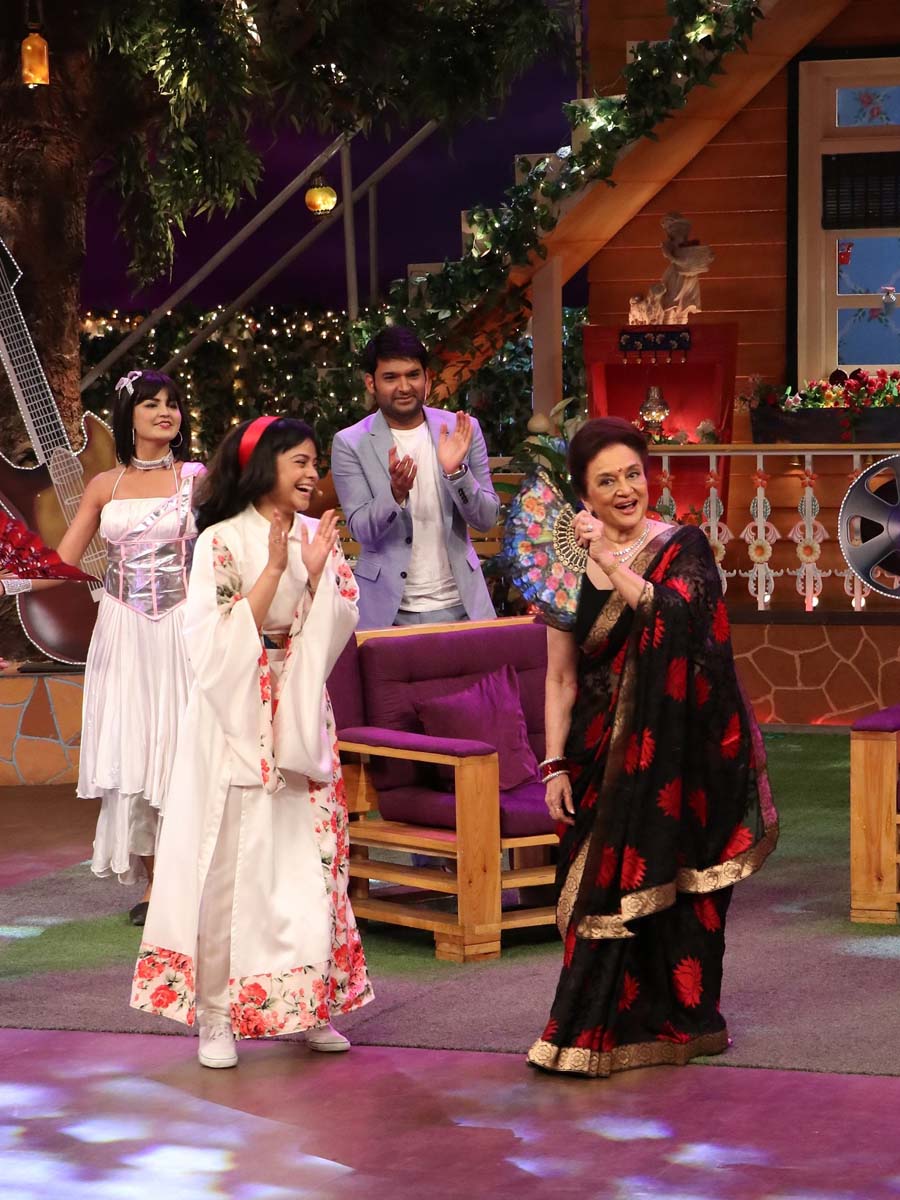 Asha Parekh takes over from Asha Parekhto dance on the song 'Sayonara' at The Kapil Sharma Show