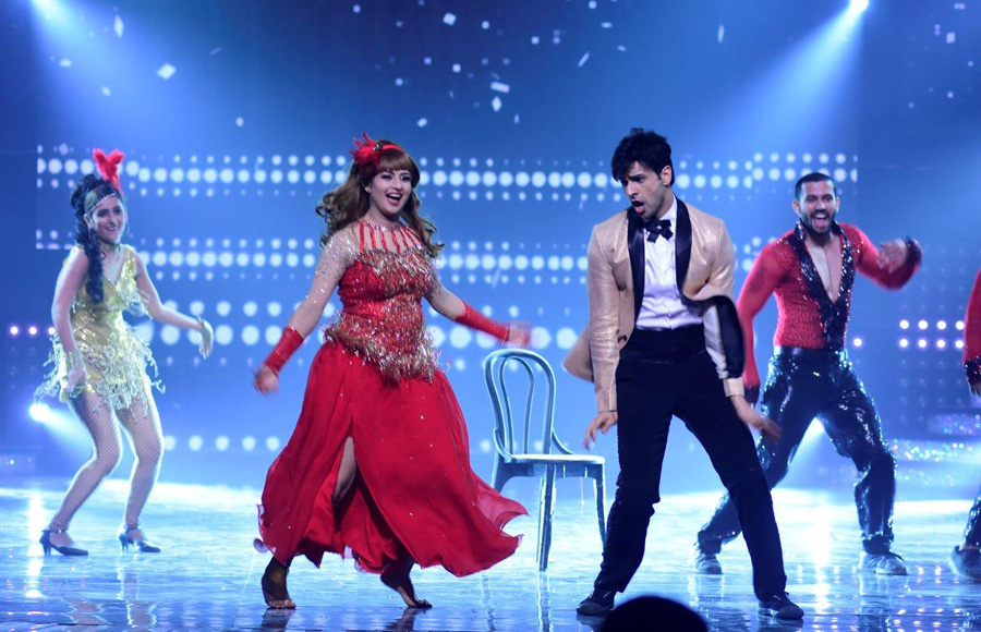 Divyanka and Vivek as Helen and Shammin Kapoor on the sets of Nach Baliye