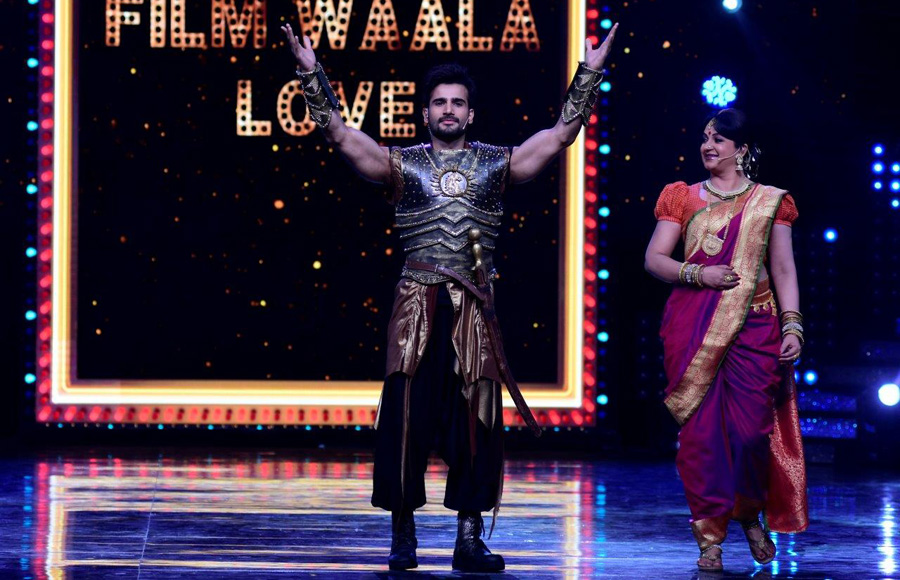 Hosts - Karan Tacker & Upasana Singh as Bahubali on the sets of Nach Baliye