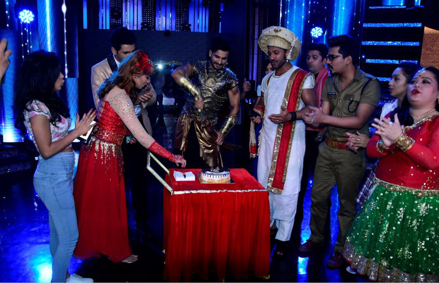 The family of Nach Baliye celebrates Karan tacker's Birthday on sets