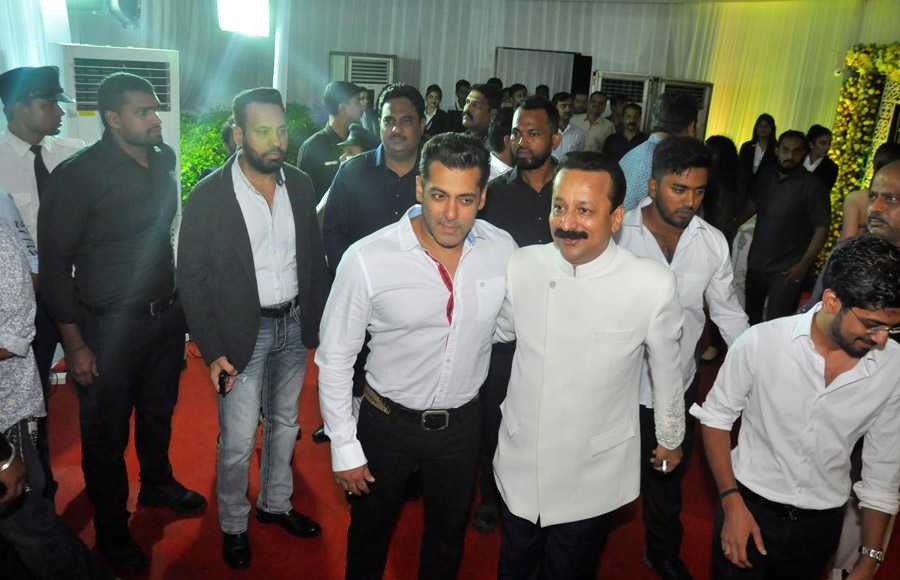 Bollywood biggies attend Baba Siddique's Iftar party! 