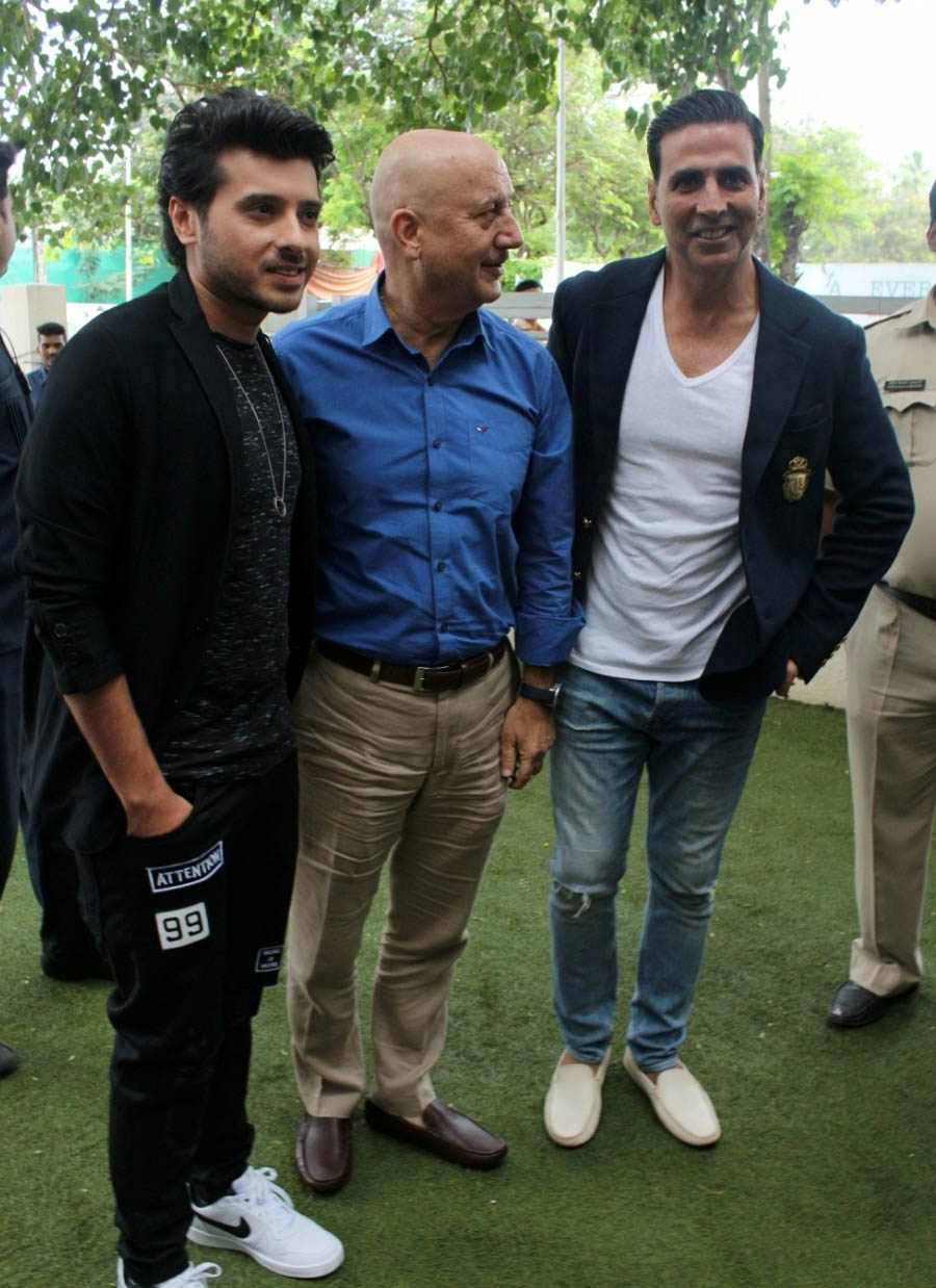 Divyendu Sharma, Anupam Kher & Akshay Kumar