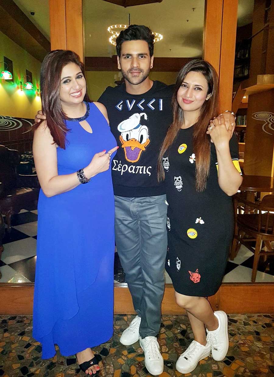 Vivek Dahiya celebrates his birthday with close friends! 