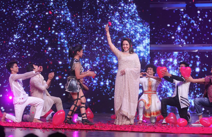 Hema Malini and Swami Ramdev grace Dance India Dance 