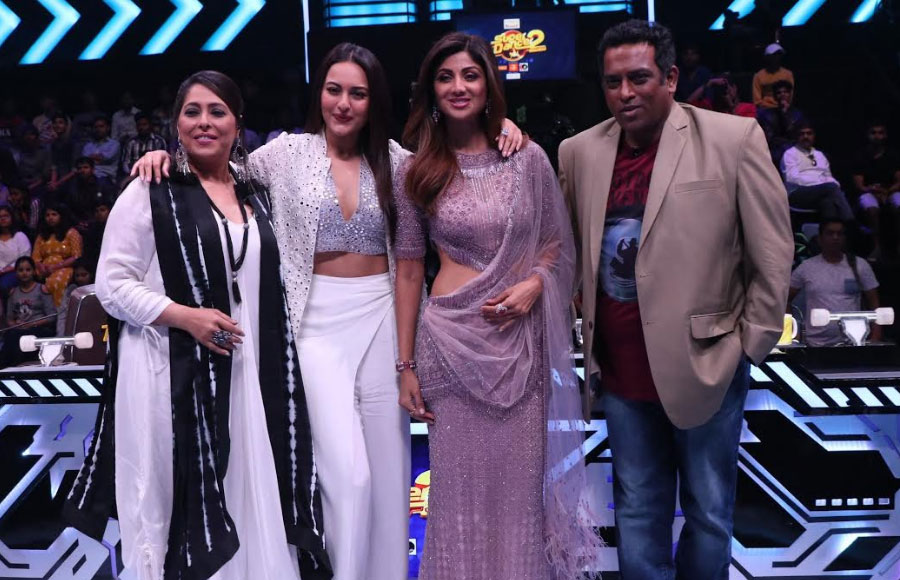 Dabangg girl Sonakshi Sinha graces Super Dancer 