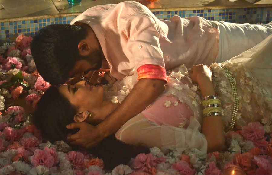 Naren-Pooja's consummation sequence in Piyaa Albela 