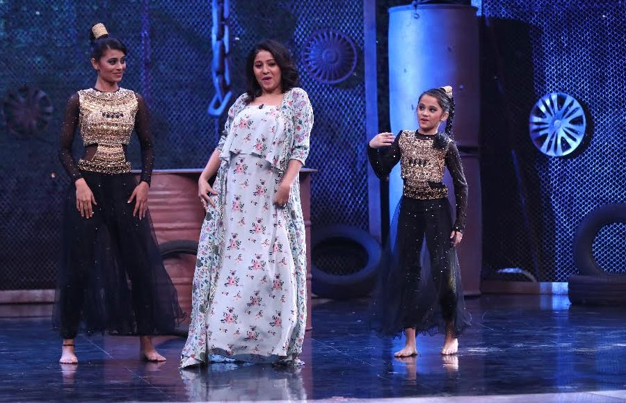 Ajay Devgn, Ileana D Cruz & Sunidhi Chauhan in Super Dancer 