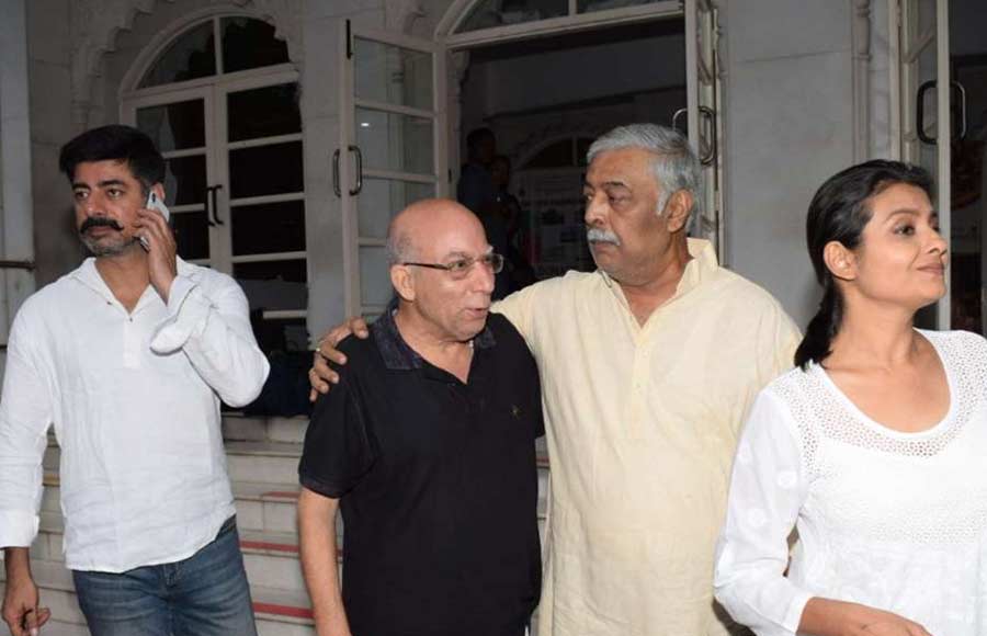 Celebs attend Narendra Jha's prayer meet 